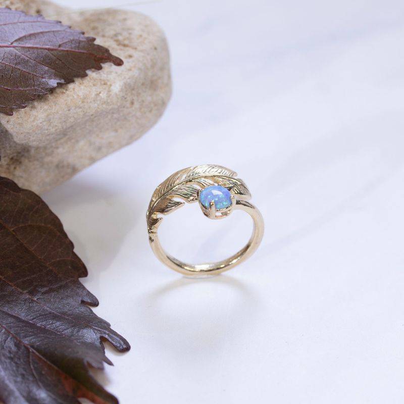 טבעת מתכוונת נוצה אבן אופל כחול ציפוי זהב
