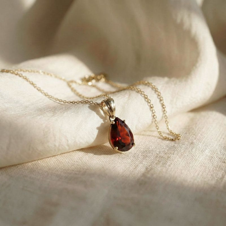 תליון טיפה קלאסי ציפוי זהב גרנט מלאכותי