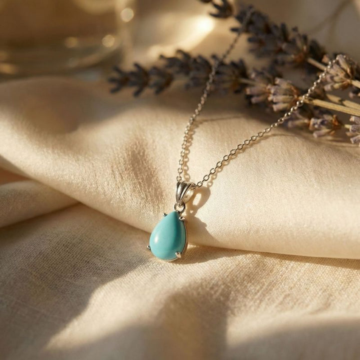 Классический серебряный кулон-капля с имитацией бирюзы.