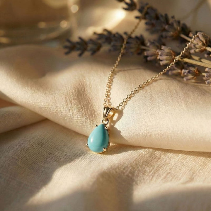 Классический позолоченный кулон-подвеска с искусственной бирюзой.