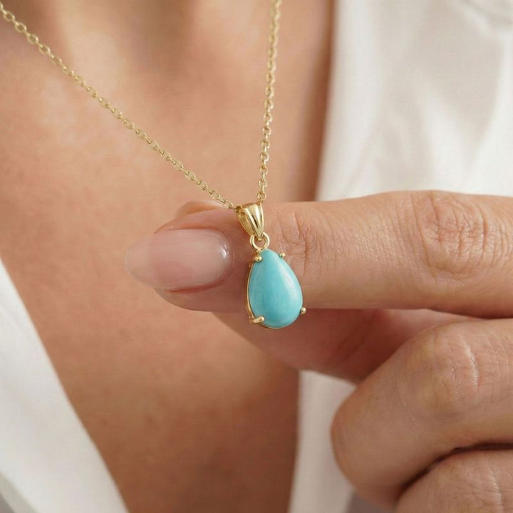 Классический позолоченный кулон-подвеска с искусственной бирюзой.