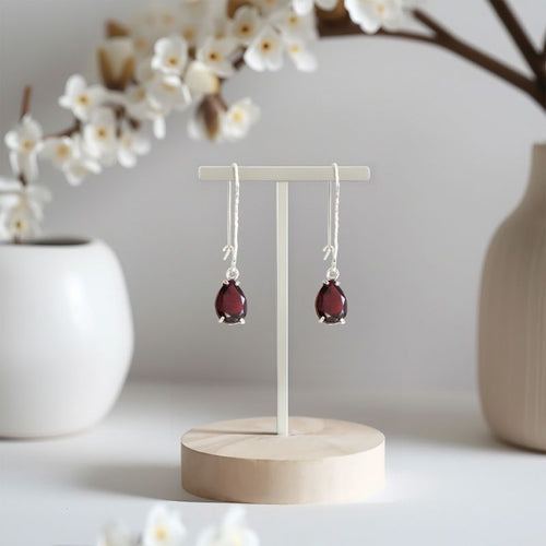 Серебряные серьги-подвески с искусственным гранатом.