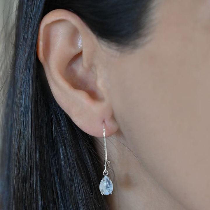 עגילי כסף תלויים – מונסטון לבן