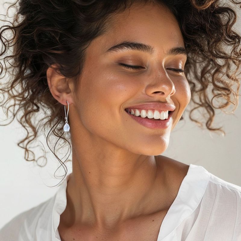 עגילי כסף תלויים – מונסטון לבן