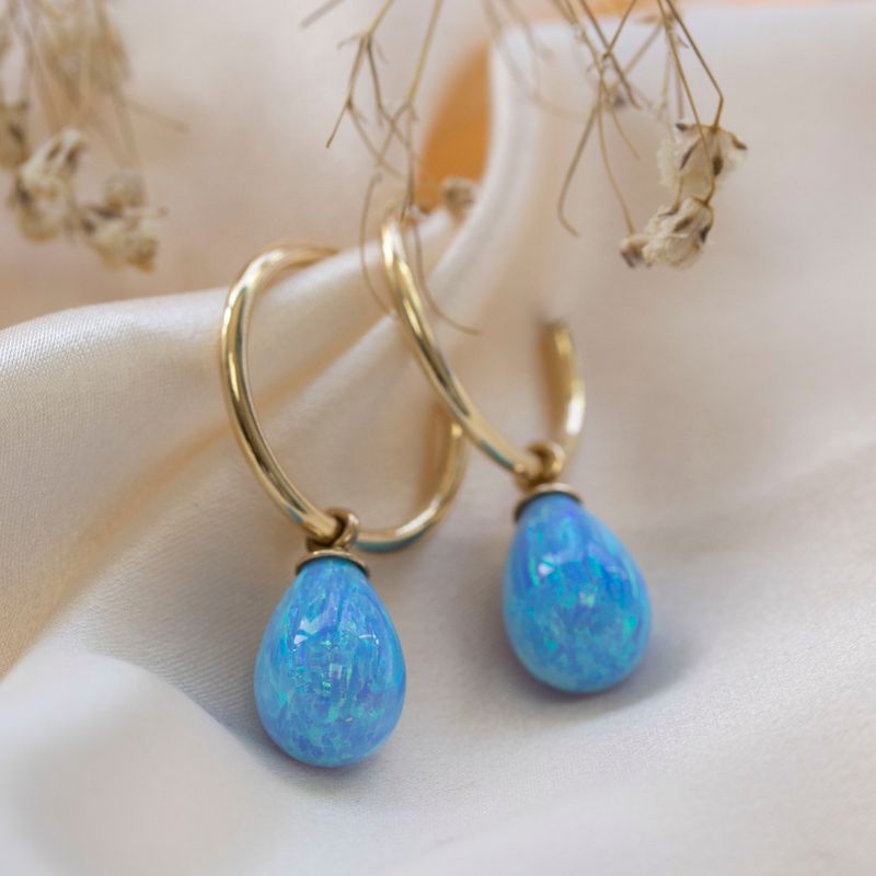 עגילי חישוק זהב 14 קראט אופל כחול 18 מ"מ