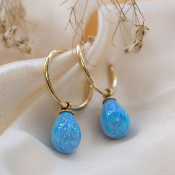 עגילי חישוק זהב 14 קראט אופל כחול 18 מ"מ