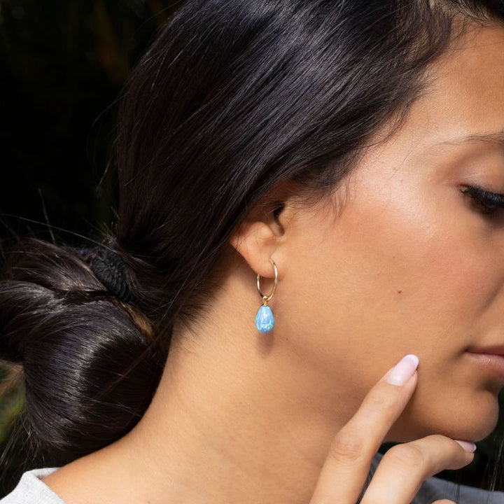 עגילי חישוק זהב 14 קראט אופל כחול 18 מ"מ