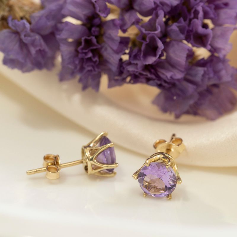 עגילי זהב 14 קראט צמודים אבן אמטיסט