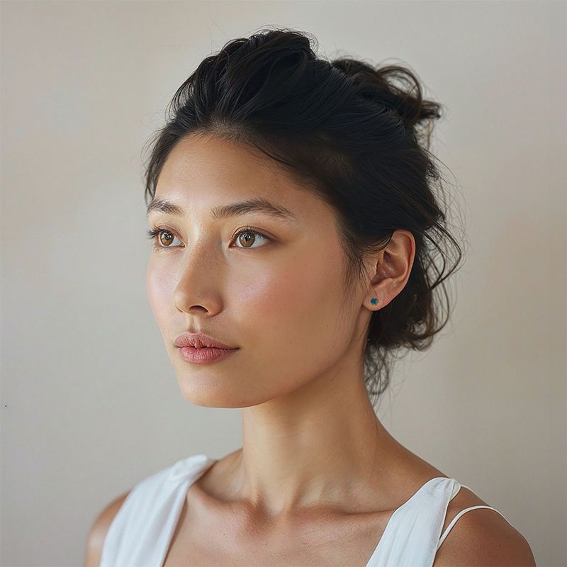 עגילים צמודים בציפוי זהב זירקון כחול