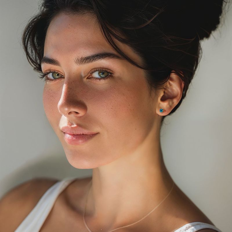 עגילים צמודים בציפוי זהב זירקון כחול