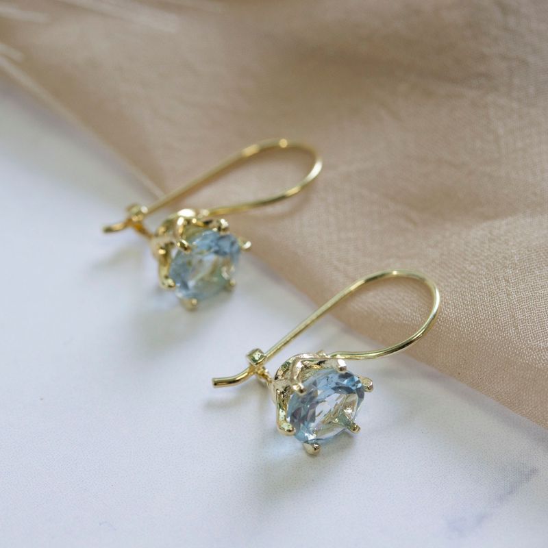 עגילים תלויים ציפוי זהב אבן טופז כחול