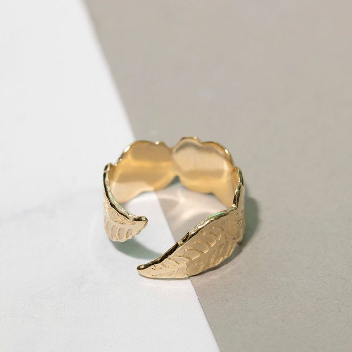 טבעת פתוחה בציפוי זהב בצורת עלה