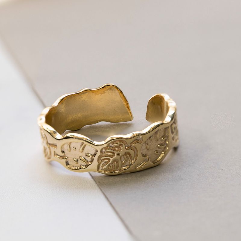 טבעת פתוחה ציפוי זהב בצורת עלה – רוחב בינוני