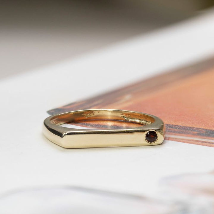 טבעת זהב 14K פס משובצת גארנט