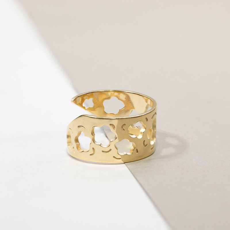 טבעת פתוחה בציפוי זהב עם חורים בצורת פרחים