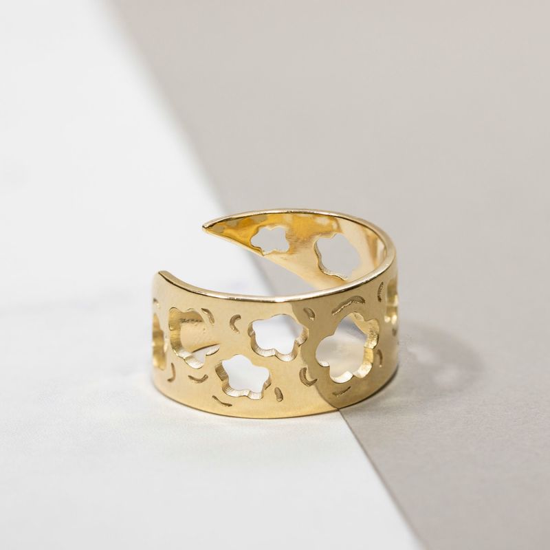 טבעת פתוחה בציפוי זהב עם חורים בצורת פרחים
