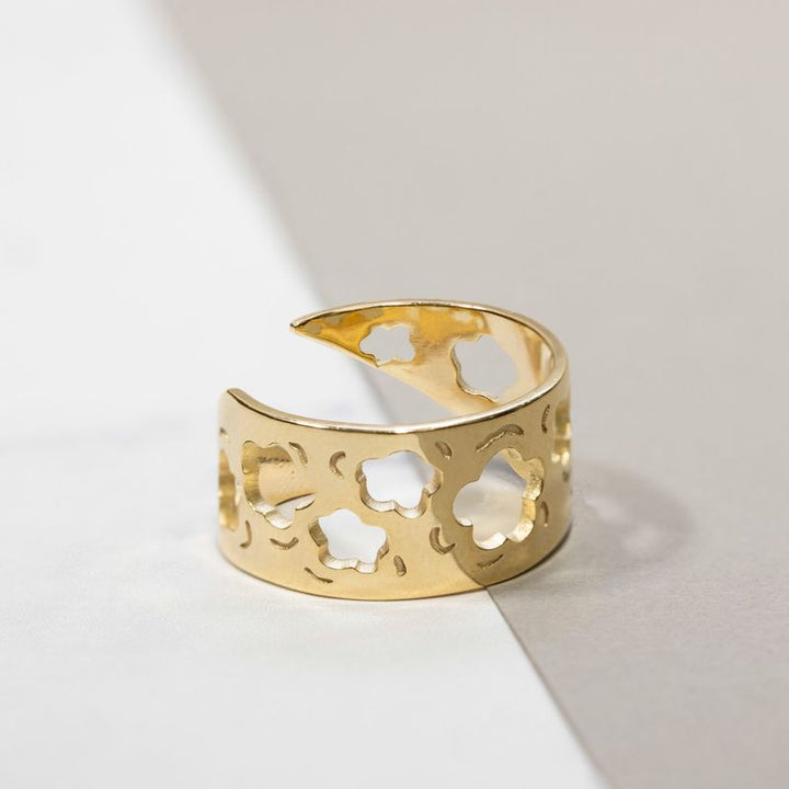 טבעת פתוחה בציפוי זהב עם חורים בצורת פרחים