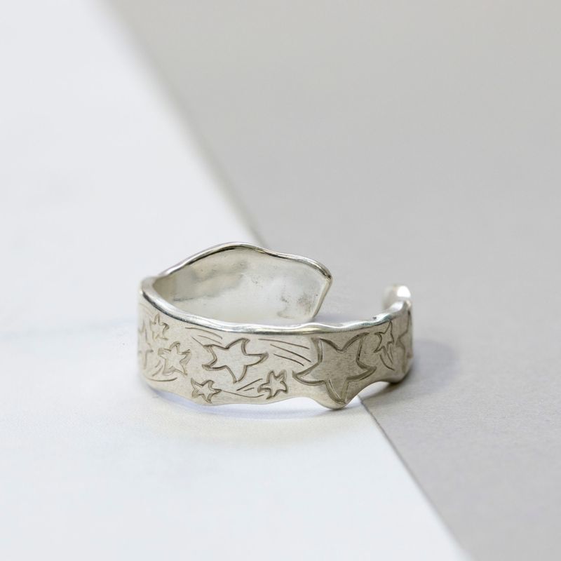 טבעת כסף פתוחה עם חריטות בצורת כוכבים