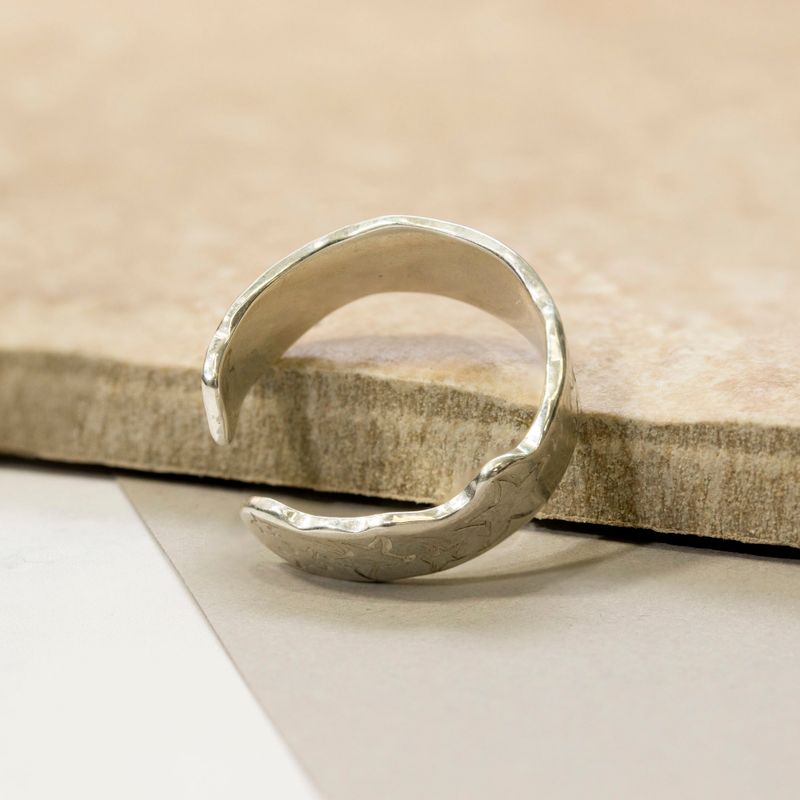 טבעת כסף פתוחה עם חריטות בצורת כוכבים