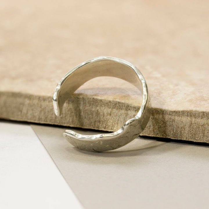 טבעת כסף פתוחה עם חריטות בצורת כוכבים