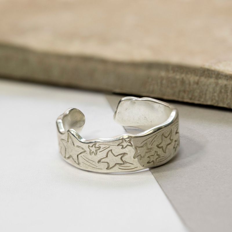 טבעת כסף פתוחה עם חריטות בצורת כוכבים