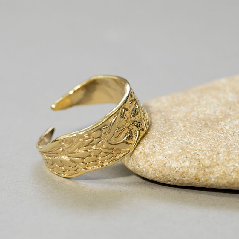 טבעת פתוחה ציפוי זהב עם עלים ופרח