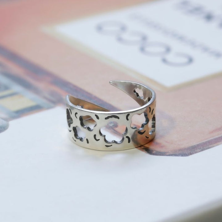 טבעת כסף פתוחה עם חורים בצורת פרחים