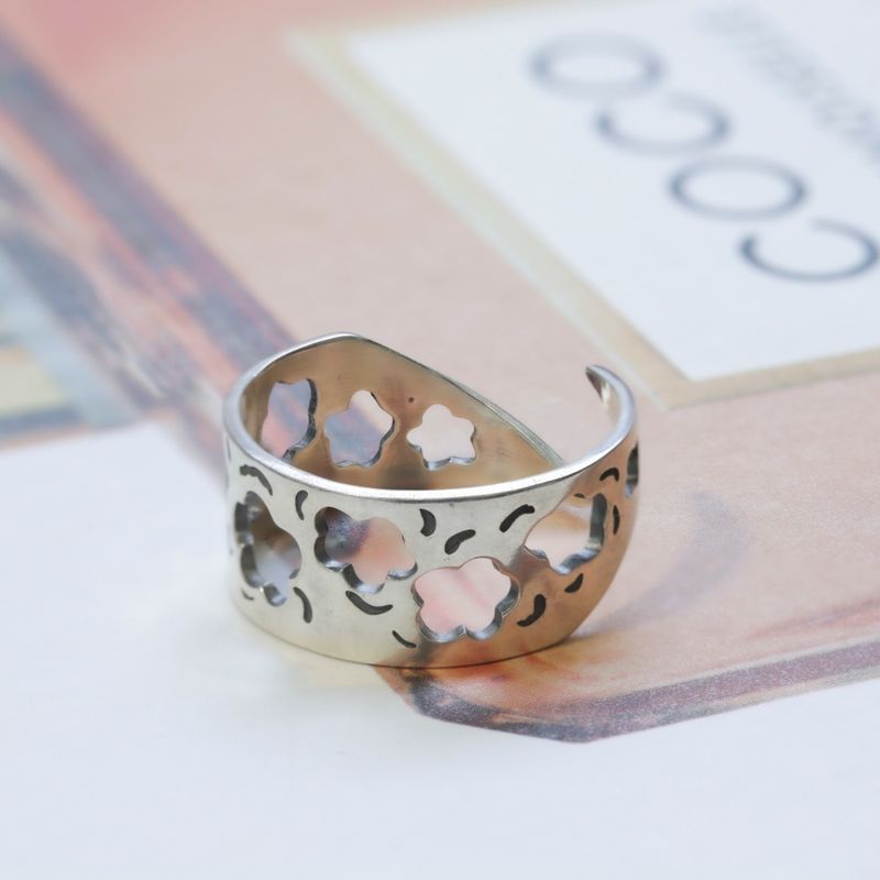 טבעת כסף פתוחה עם חורים בצורת פרחים