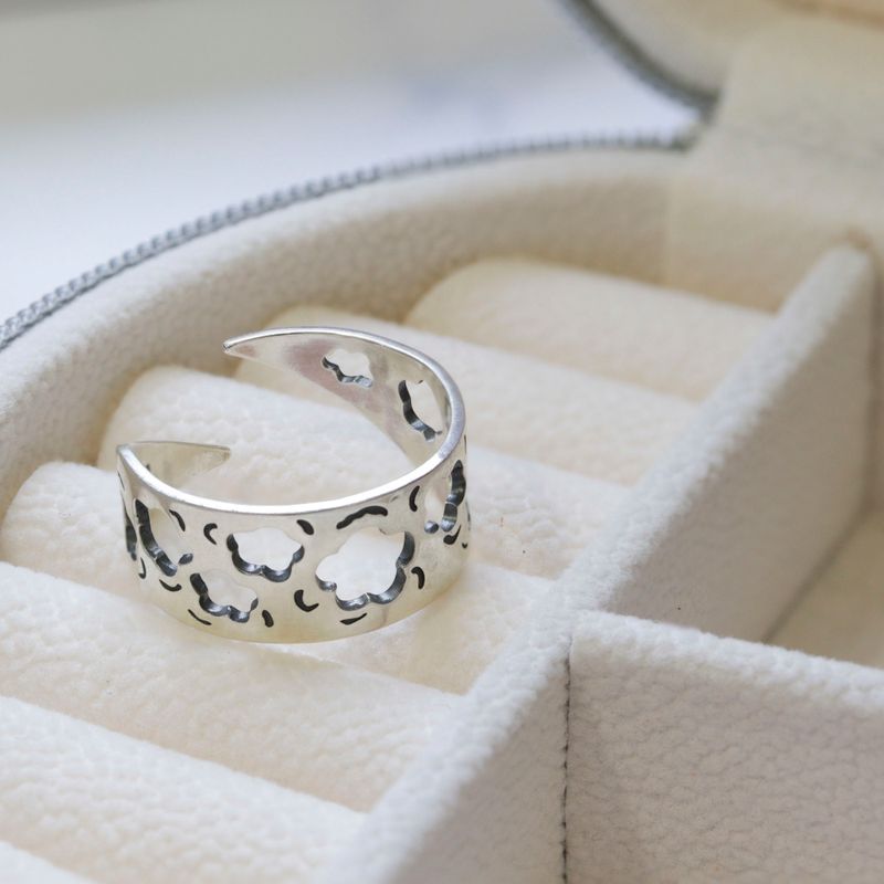 טבעת כסף פתוחה עם חורים בצורת פרחים