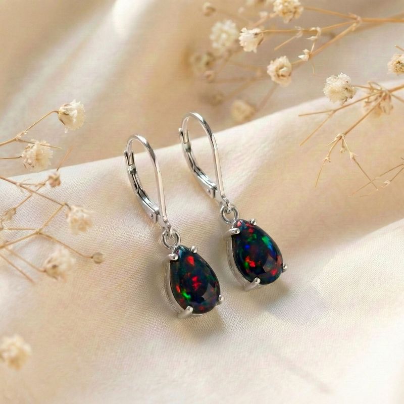 Серьги из настоящего серебра для штанги с подвеской и инкрустацией из черного опала.