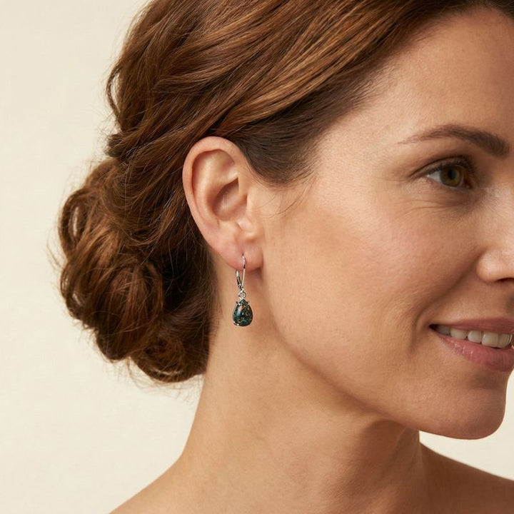 Серьги из настоящего серебра для штанги с подвеской и инкрустацией из черного опала.