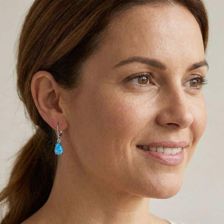 Серьги из натурального серебра в виде штанги с вставкой из голубого опала.