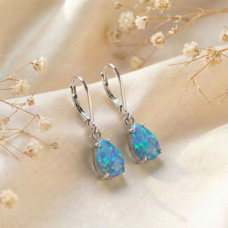 Серьги из натурального серебра в виде штанги с вставкой из голубого опала.