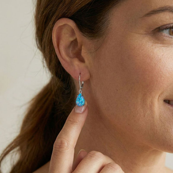 Серьги из натурального серебра в виде штанги с вставкой из голубого опала.