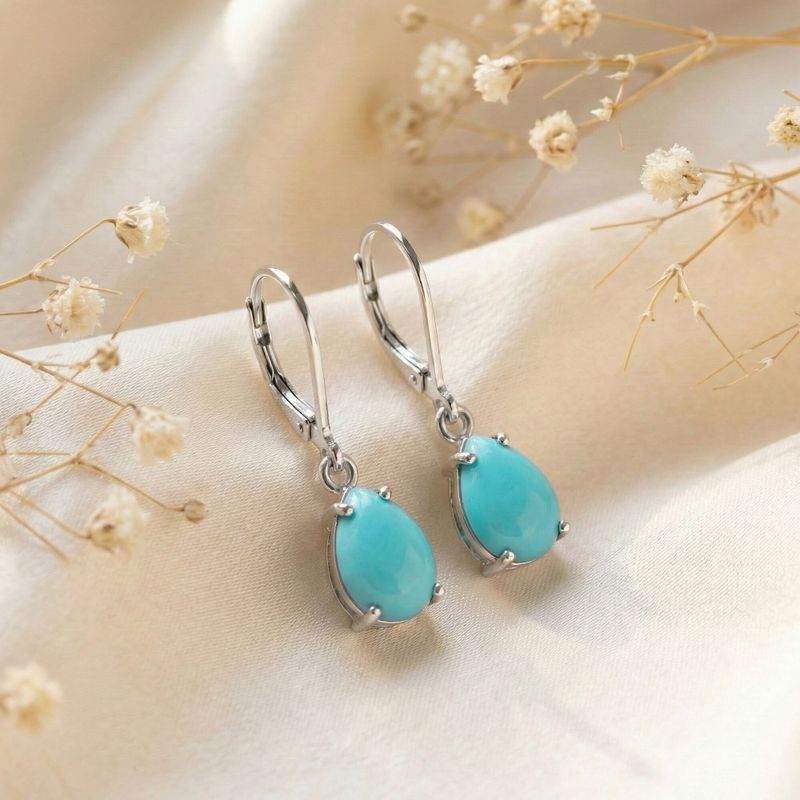 Серьги из натурального серебра с подвеской из искусственной бирюзы.