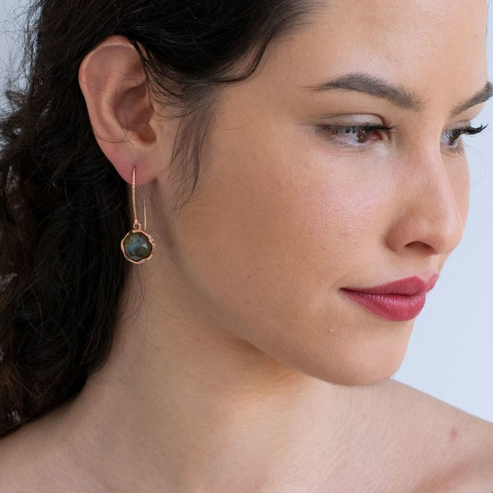 עגילים תלויים בציפוי זהב אדום לברדורייט