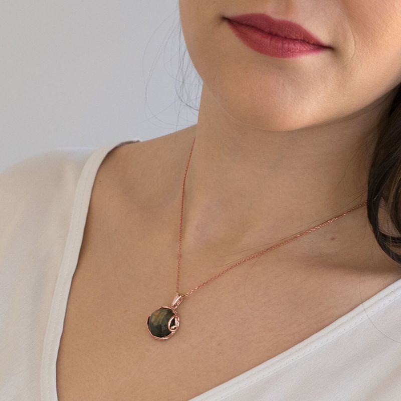 תליון עגול ציפוי זהב אדום לברדורייט