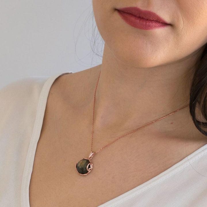 תליון עגול ציפוי זהב אדום לברדורייט