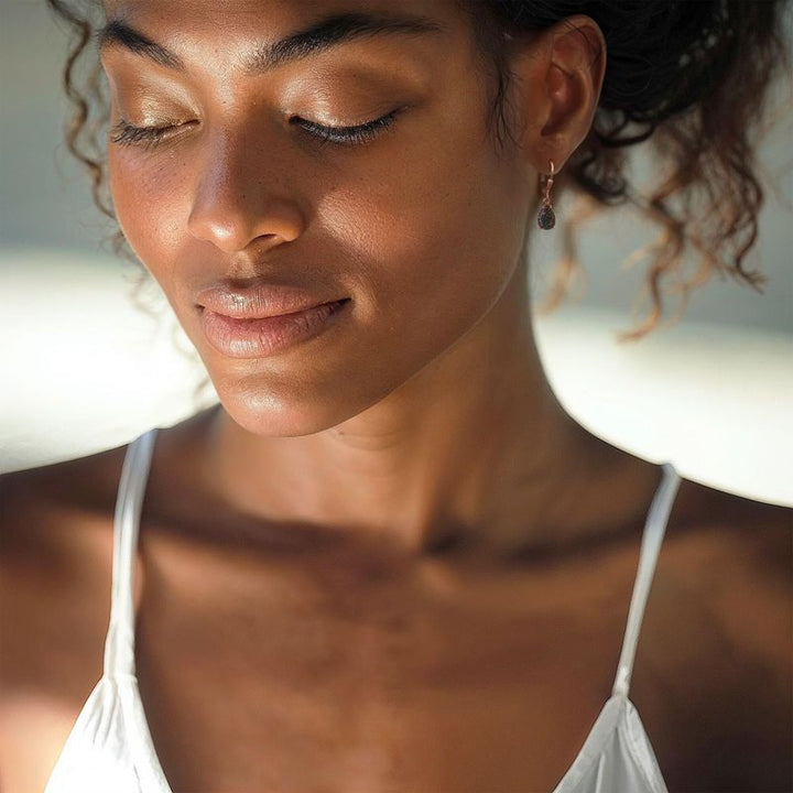 עגילי טיפה בציפוי זהב אדום עם אופל שחור