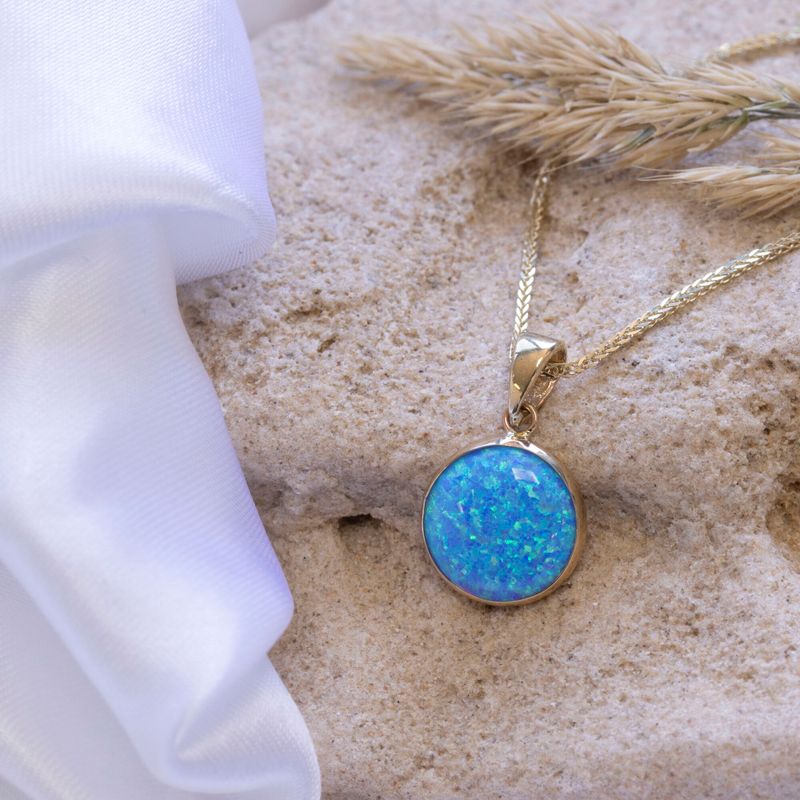 Изящный круглый кулон из 14-каратного золота с голубым опалом.