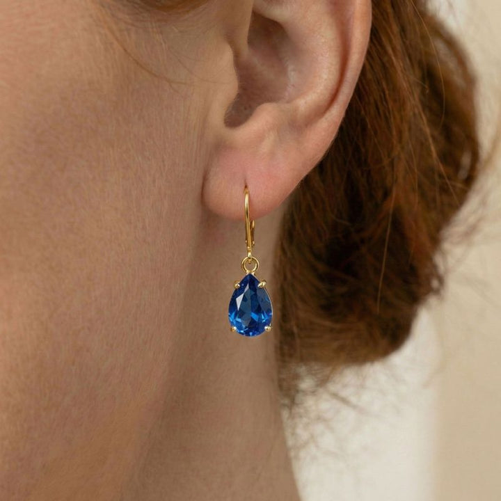 Позолоченные серьги для барбекю с каплей искусственного сапфира.