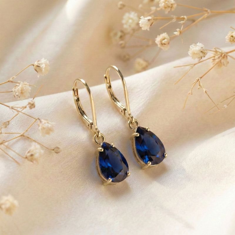 Позолоченные серьги для барбекю с каплей искусственного сапфира.