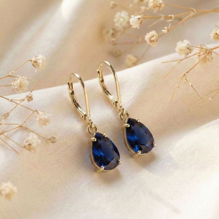 Позолоченные серьги для барбекю с каплей искусственного сапфира.