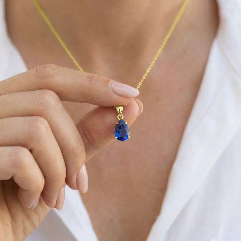 Классический позолоченный кулон-подвеска с искусственным сапфиром.