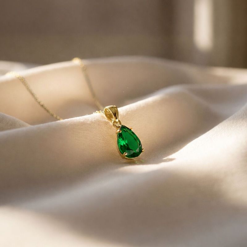 תליון טיפה קלאסי ציפוי זהב אמרלד מלאכותי