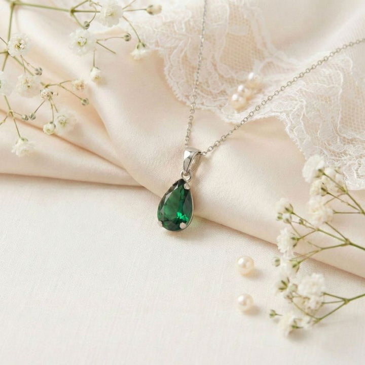 תליון טיפה זהב לבן 14 קראטאמרלד מלאכותי