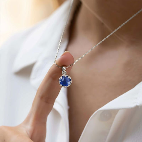 Серебряный кулон с короной из искусственного сапфира