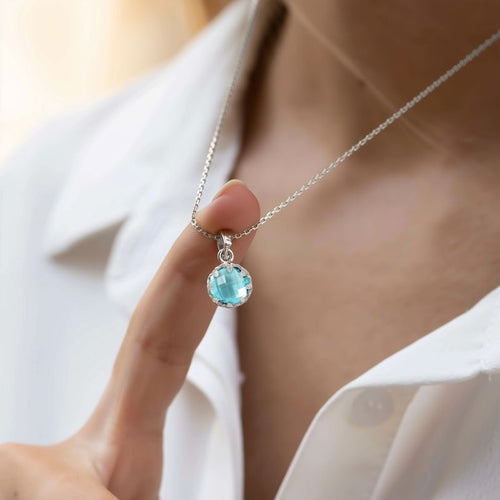 Серебряный кулон с короной из искусственного топаза