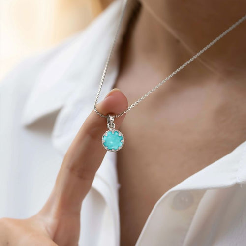 Серебряный кулон с короной из искусственной бирюзы.