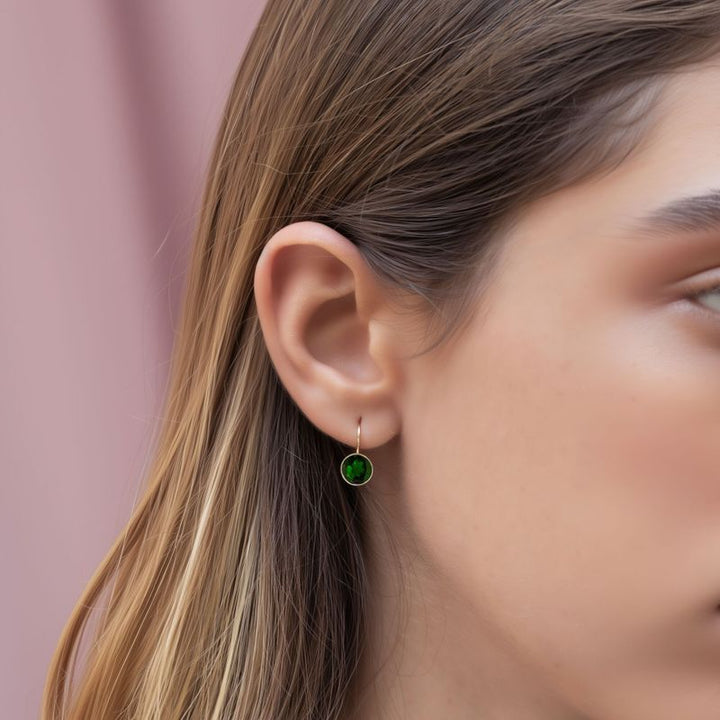 עגילי זהב קלאסיים 14 קראט אמרלד מלאכותי